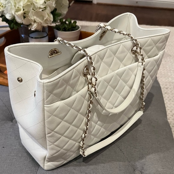 CHANEL shopping bag tote with tags, used once - Picture 4 of 8